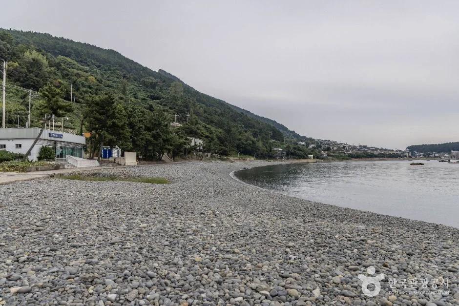 남해 선구몽돌해변, 몽돌 파도 소리 듣는 가족 여행 코스