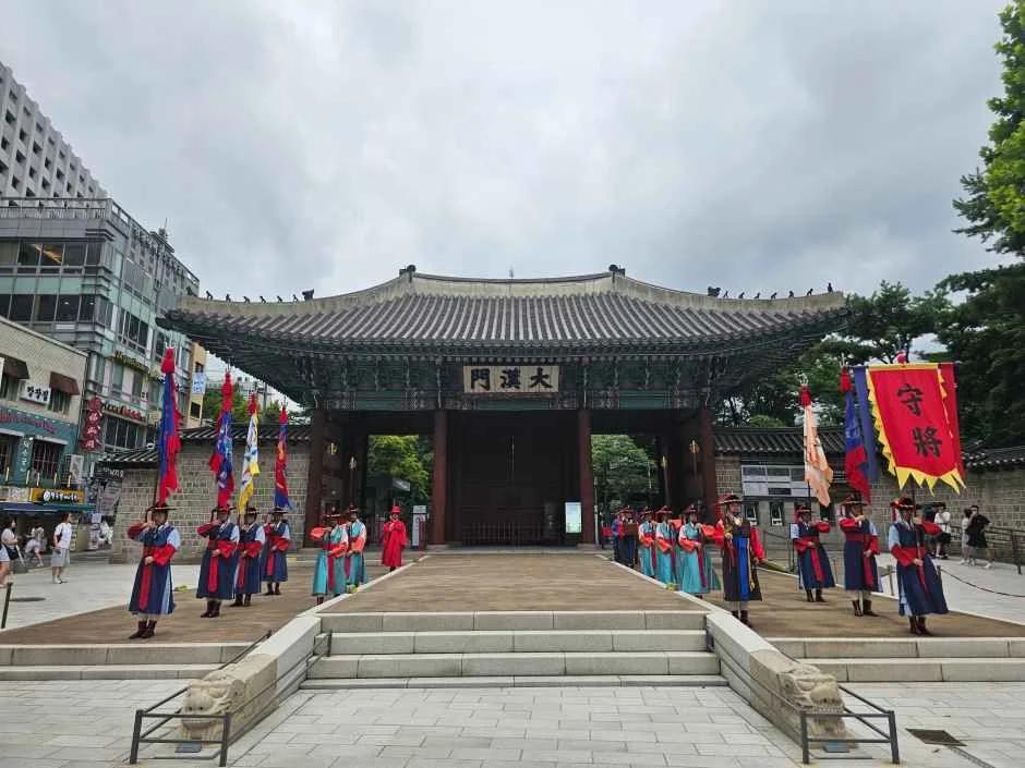궁궐 앞에서 펼쳐지는 웅장함"... 2026년 내내 서울 중구에서 만나는 왕궁수문장 교대의식