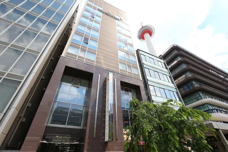 딱 일주일만 볼 수 있는 풍경이 있다고?"... 일본 교토 500년 고목이 만든 벚꽃 터널 1km