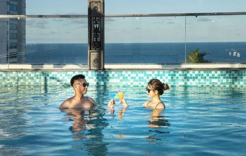 더 세일 호텔, 미케 비치