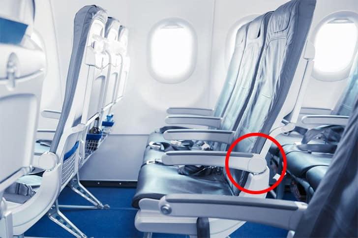 비행기 좌석의 숨겨진 기능! 비좁은 이코노미석에서 공간 확보하는 꿀팁