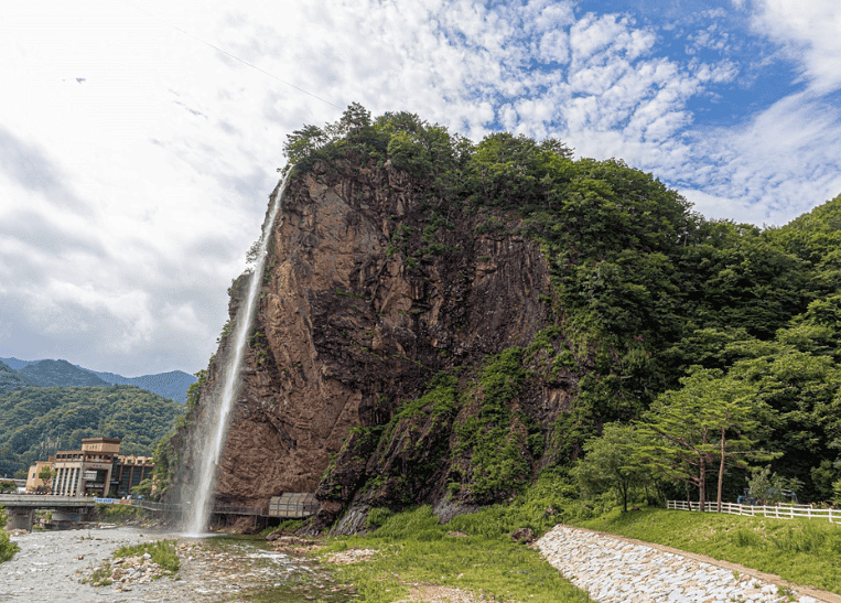 “인제의 숨은 보석!”… 강원도 인제에서 꼭 가봐야 할 매바위 인공폭포