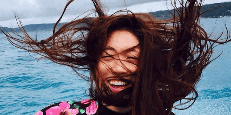 우울할 때 꺼내 본다는 연예인들의 웃음보장 여행사진 모음