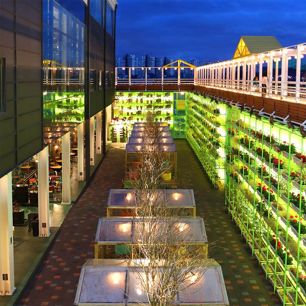 김포 이색카페 ‘55갤런’, 업사이클링 인테리어가 돋보이는 감성 공간