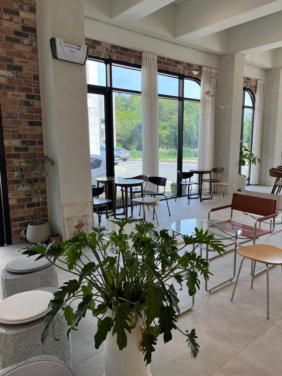 영종도 카페 ‘다시 봄’, 대형 창이 주는 감성적인 힐링 공간