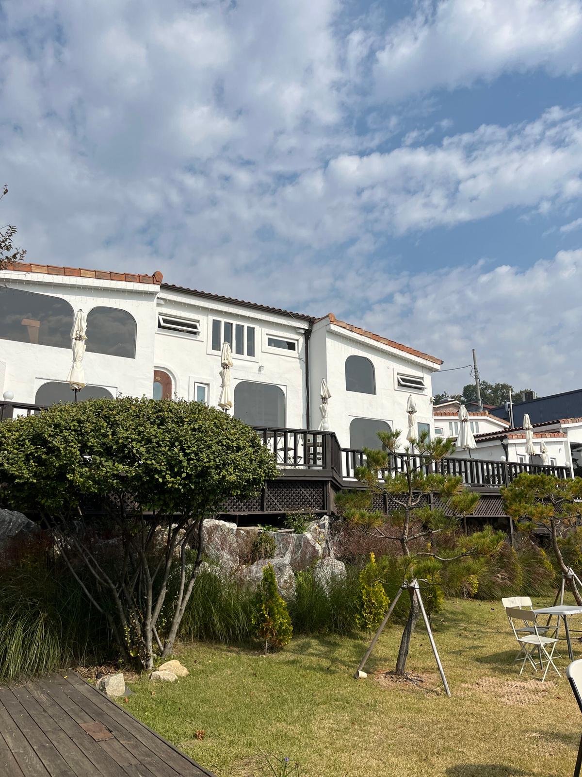 강화 오션뷰 카페 ‘토크라피’, 바다 앞 정원에서 힐링