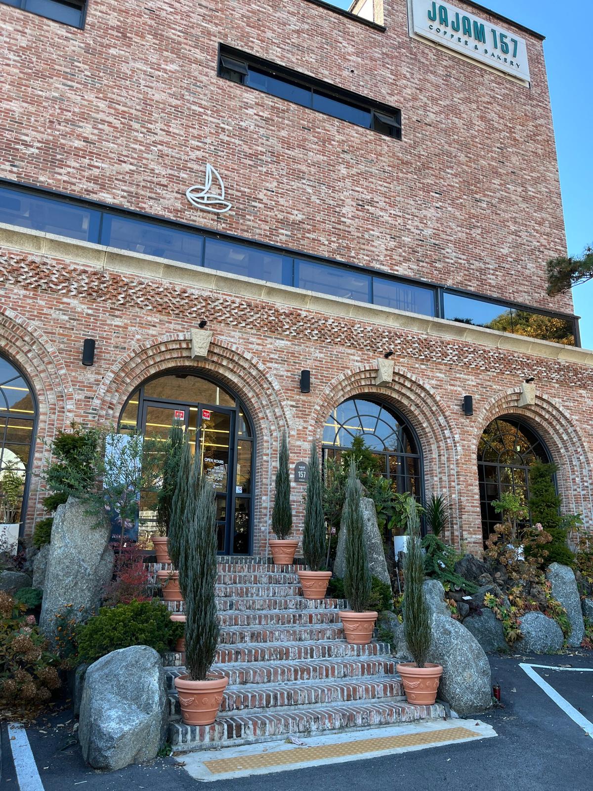 가평 리버뷰 카페 ‘자잠157’, 거위 가족과 함께하는 유럽 감성 카페