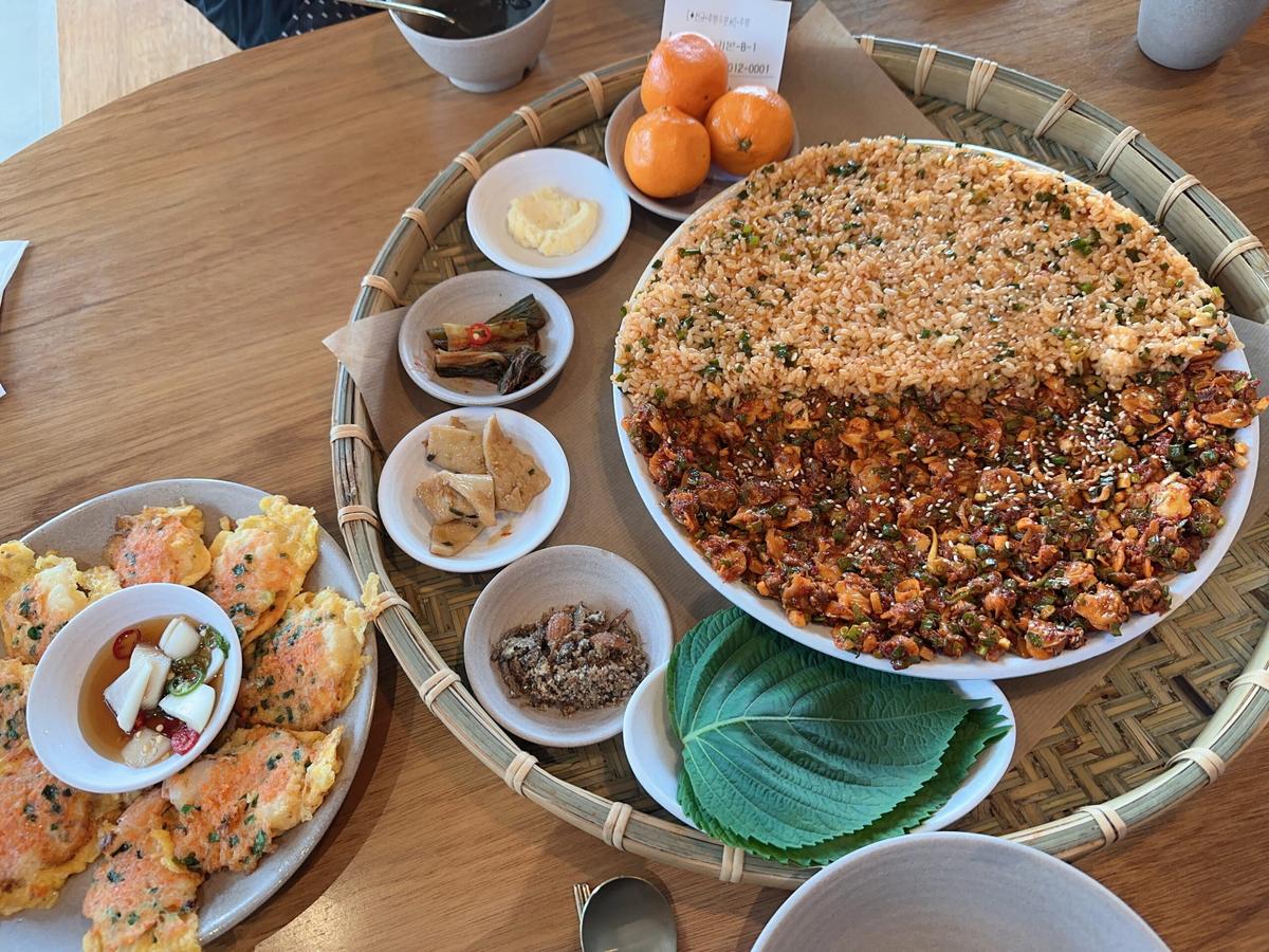 소쿠리 꼬막 비빔밥부터 벌꿀 동동주까지, 영종도 ‘바다앞 꼬막집’에서 힐링 만찬