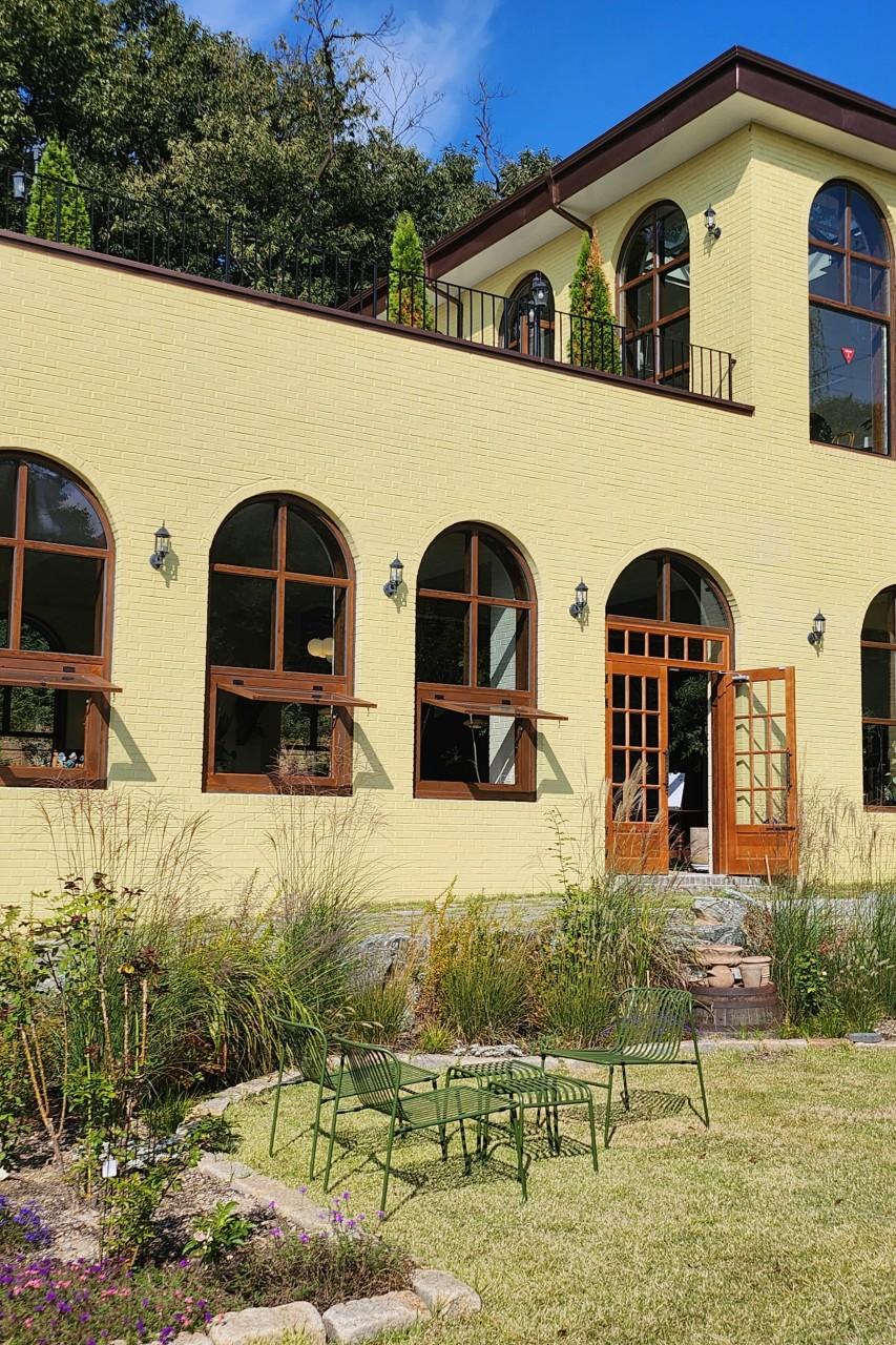 기찻길 옆 유럽 감성 카페, 고양 ‘휘우커피’ 채광 맛집!