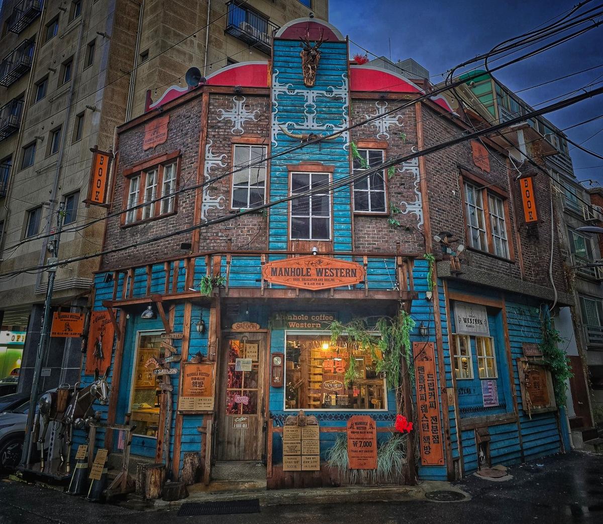 영등포 이색 데이트 코스! ‘맨홀커피웨스턴책방’, 미국 서부 감성 북카페