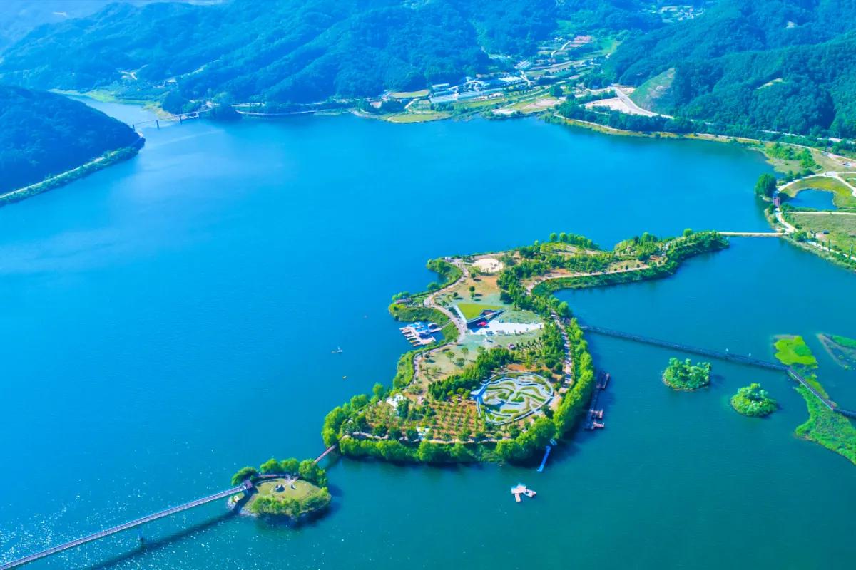 “호수 위 한반도 섬, 밤에는 별빛까지”… 42만이 다녀간 양구 힐링 스팟