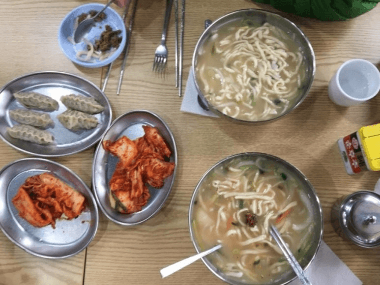 “문 열자마자 만석”… 생방송투데이 소개된 광교산 손칼국수 맛집