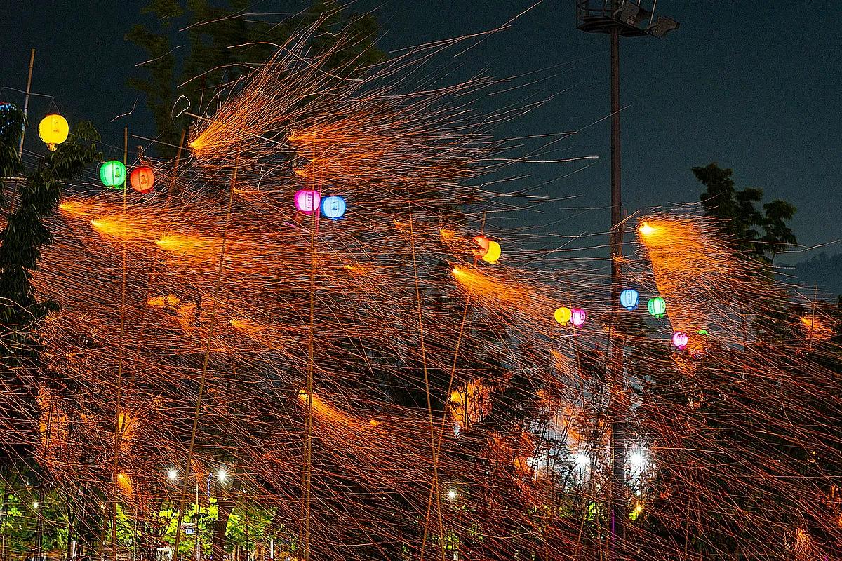 세종 낙화축제, 4월 밤하늘을 수놓다