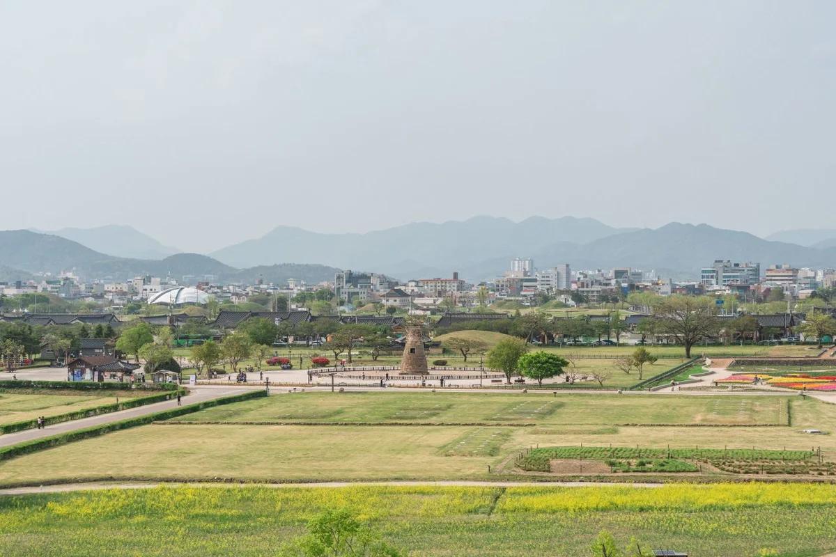 2026 첨성대 주차 완벽 가이드: 경주 봄 여행, 주차 대란 피하는 BEST 5 명당!