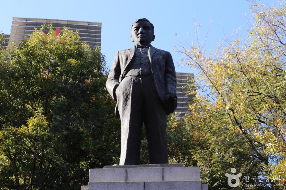 일성이준열사동상