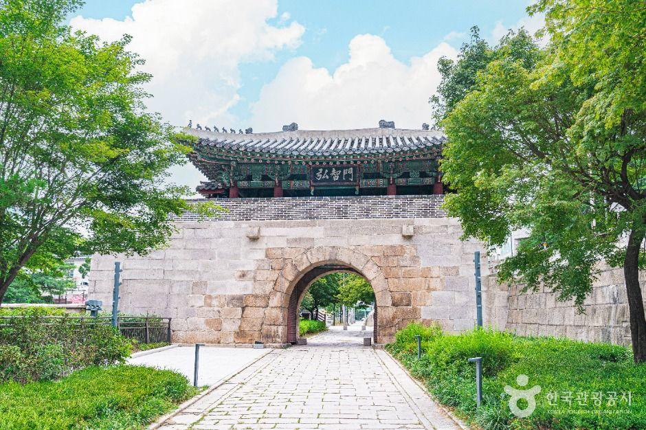 한양 도성과 북한산성을 잇는?"... 4km 길이 서울 종로구 홍지문 및 탕춘대성