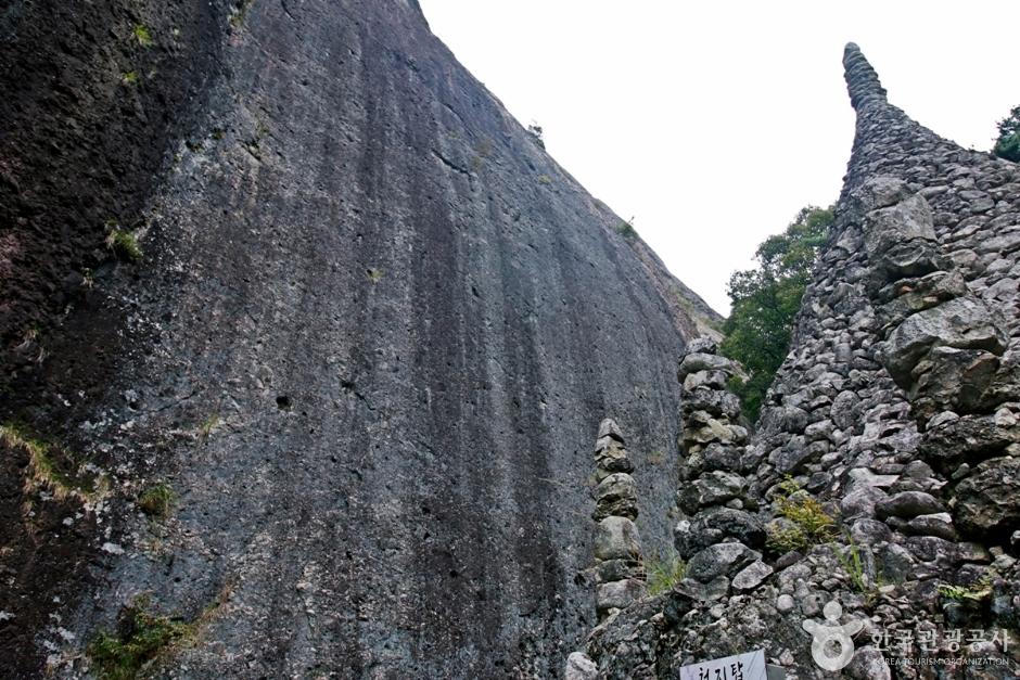 마이산 타포니지형