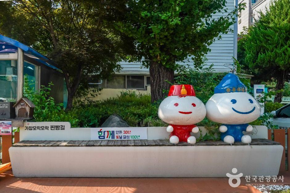 한입 베어 물면 멈출 수 없어"... 대구 달성군 가창 찐빵 골목의 40년 전통 맛집