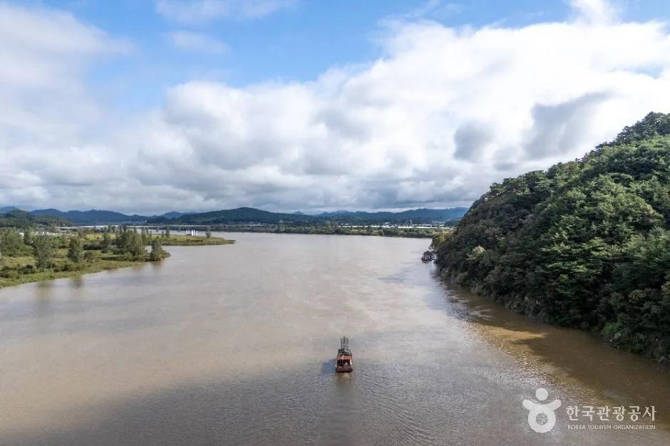 부여 필수 코스인데 무료입장이라고?"... 충남 부여군 16km 백마강 따라 걷는 백제 숨결