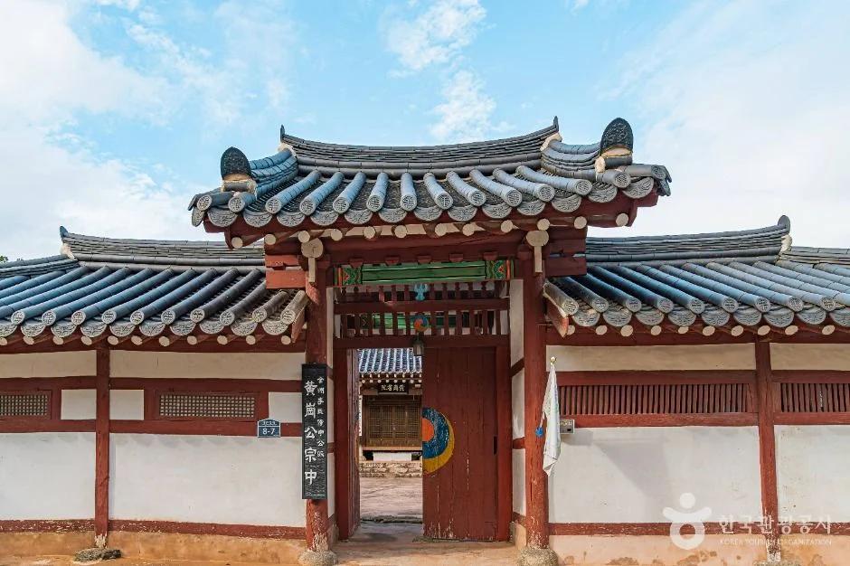 고즈넉한 한옥에서 만나는 봄꽃의 향연"... 전북 전주 황강서원, 500년 역사 속 숨겨진 아름다움