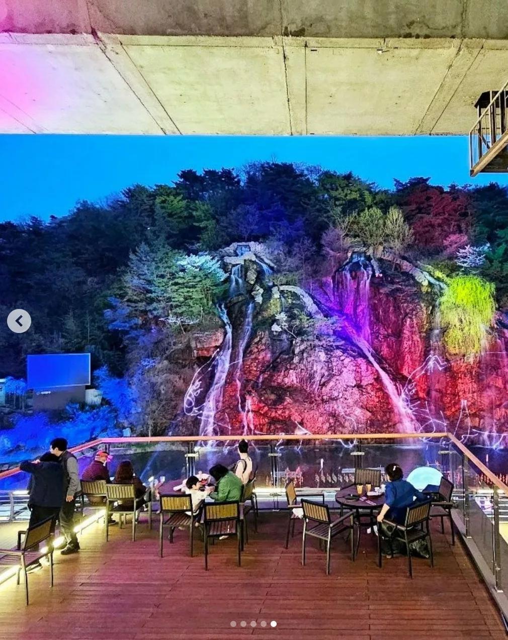 시원한 폭포뷰 즐길 수 있는 홍제천 “카페폭포” 야경까지 예쁘대요