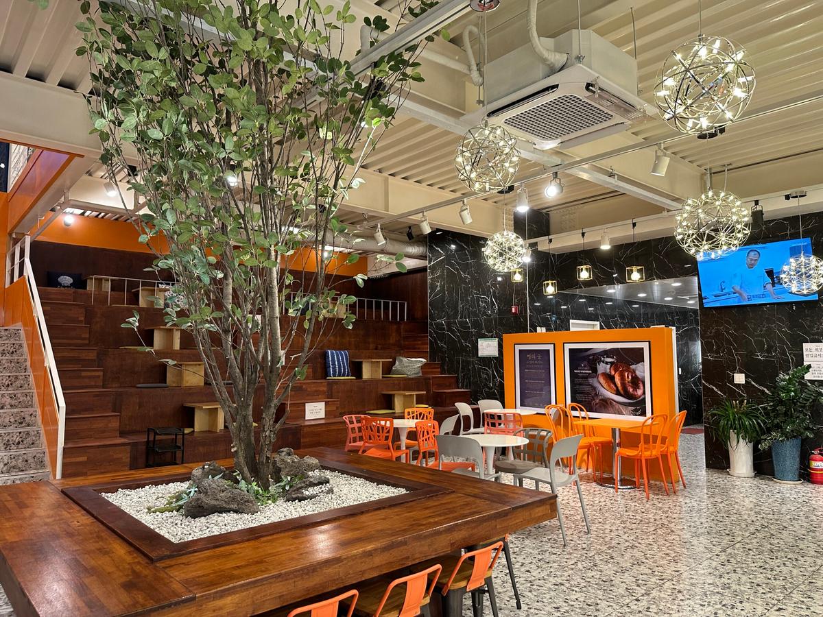 아라뱃길 감성 뷰맛집! 대형카페 ‘명장시대’에서 여유로운 한 잔