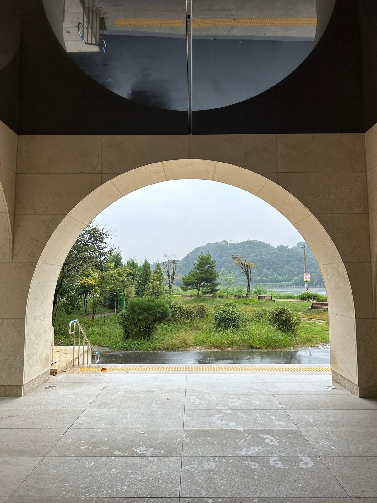 파주 대형 카페 ‘모쿠슈라’ – 프렌치 감성 가득, 키즈존까지 완벽한 가족 카페