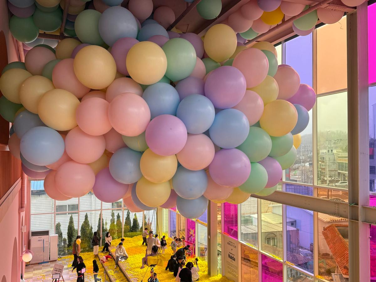 풍선 타고 하늘을 날다! 일산 비비하우스 전시 ‘날다’ 체험 인기”
