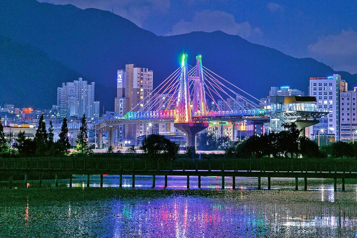 “200만 명 다녀간 이곳”… 부산 북구 금빛노을브릿지 인기 명소