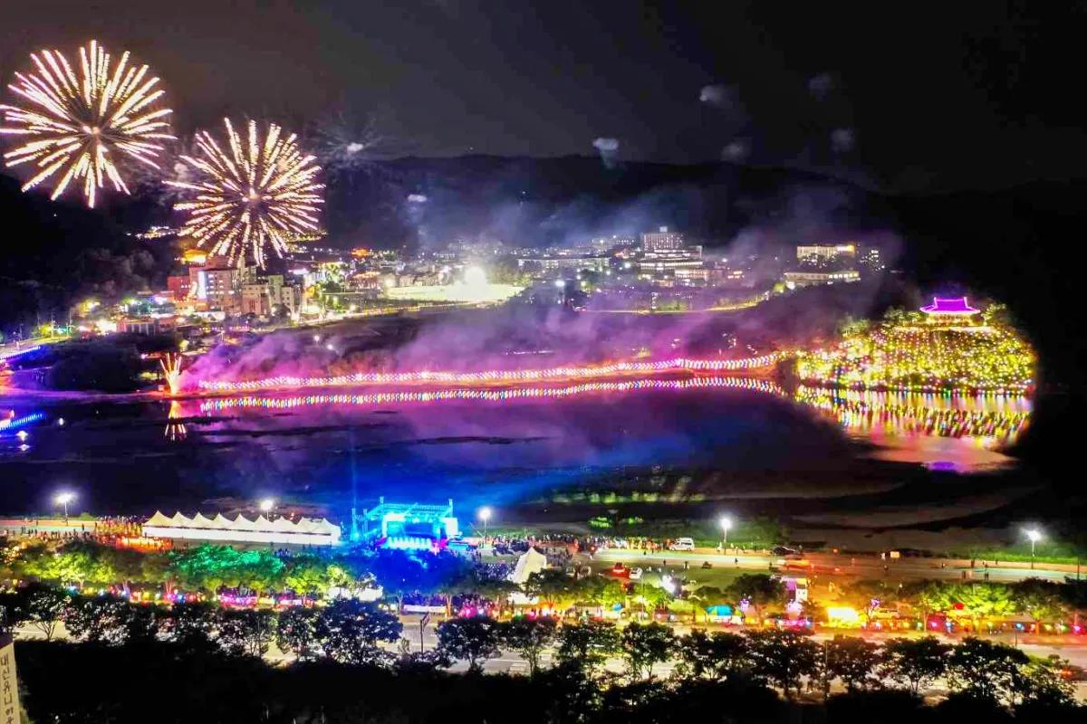 “밤하늘에 피는 불빛 정원”… 2025 경주 형산강 연등문화축제 개막