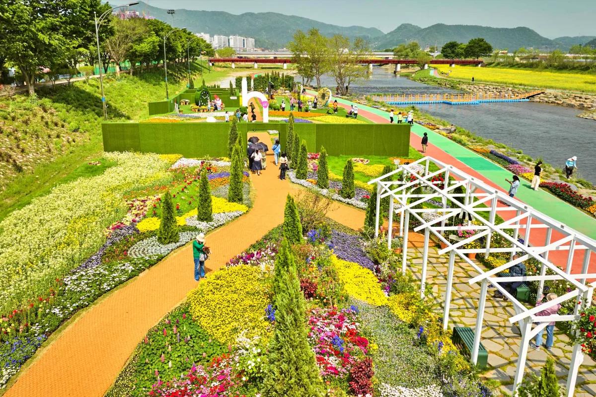 “봄꽃 아쉬웠다면 지금!”… 2주 연장된 화순 봄꽃 축제