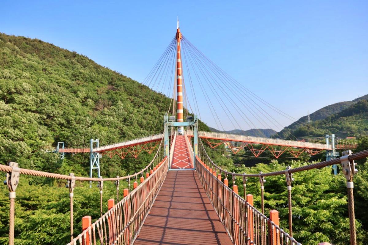 “붉은빛 하늘길 거닐며 사랑 UP” … 의령 의병 출렁다리, 이색 데이트 명소