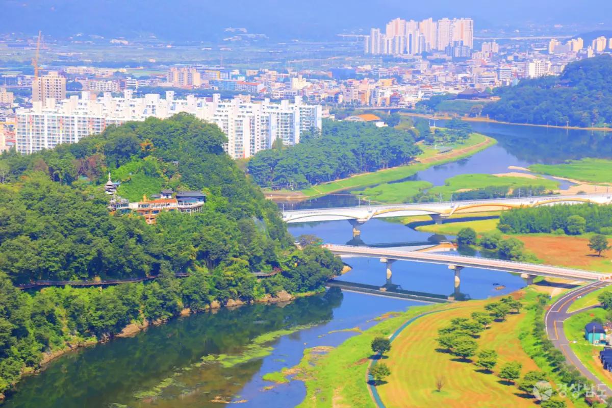 “도심 속 비밀의 산책길”… 밀양 용두산 생태공원, 강변 잔도와 달팽이전망대의 매력