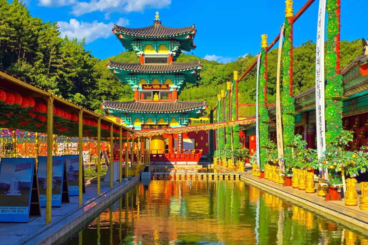 경북 사찰 여행 추천, 화려함과 장엄함이 공존하는 영천 만불사